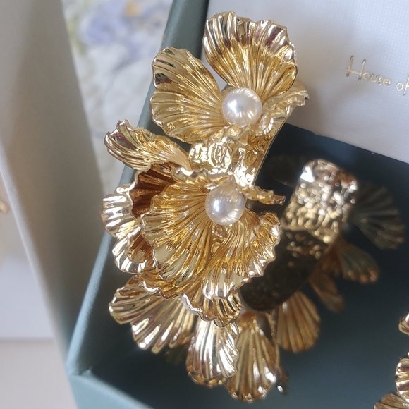 Avant Garde STATEMENT EARRINGS SET Pearl and Gold-toned Jewlery SET! - LEAD FREE - Picture 6 of 7